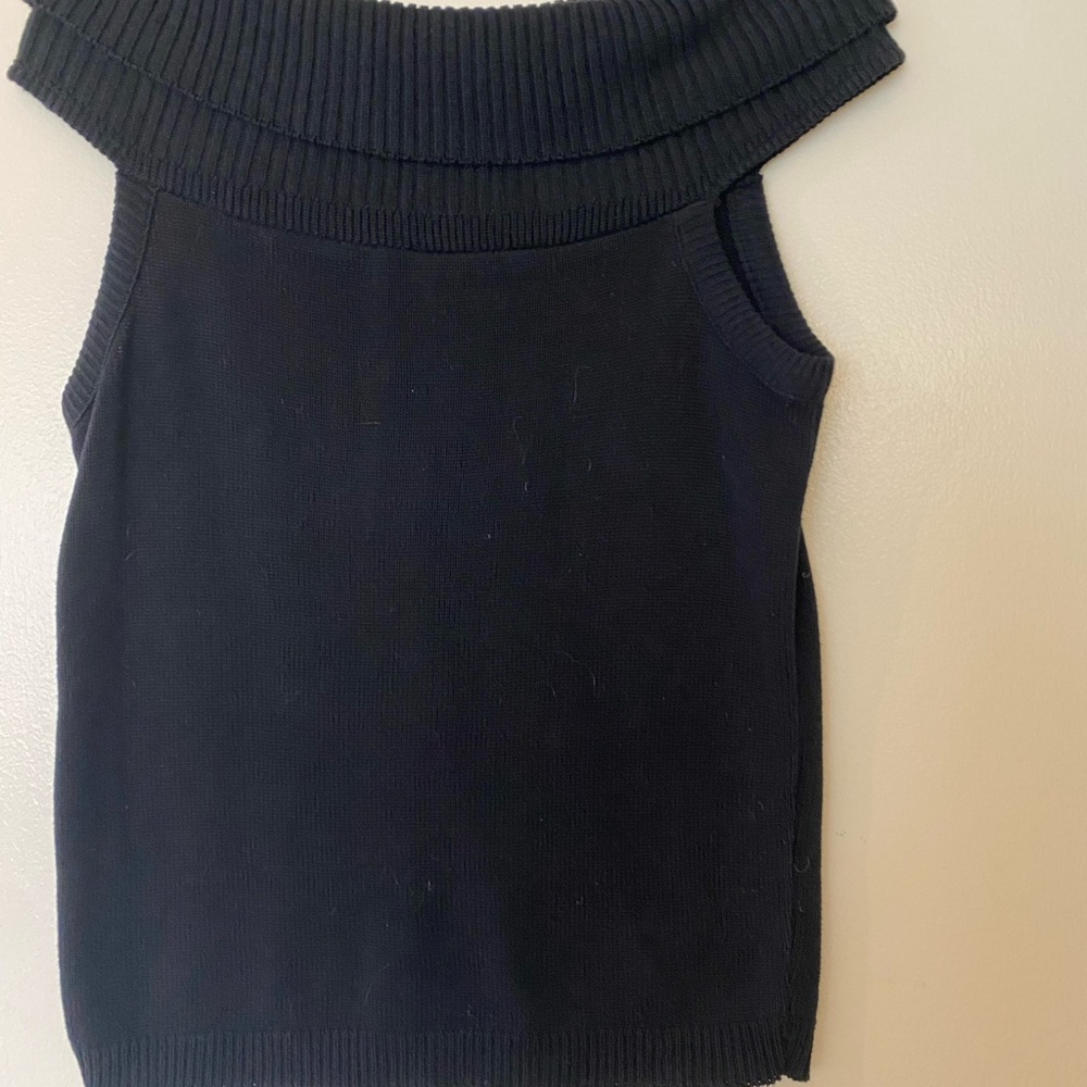Black scoop collar on shoulder or off shoulder shell